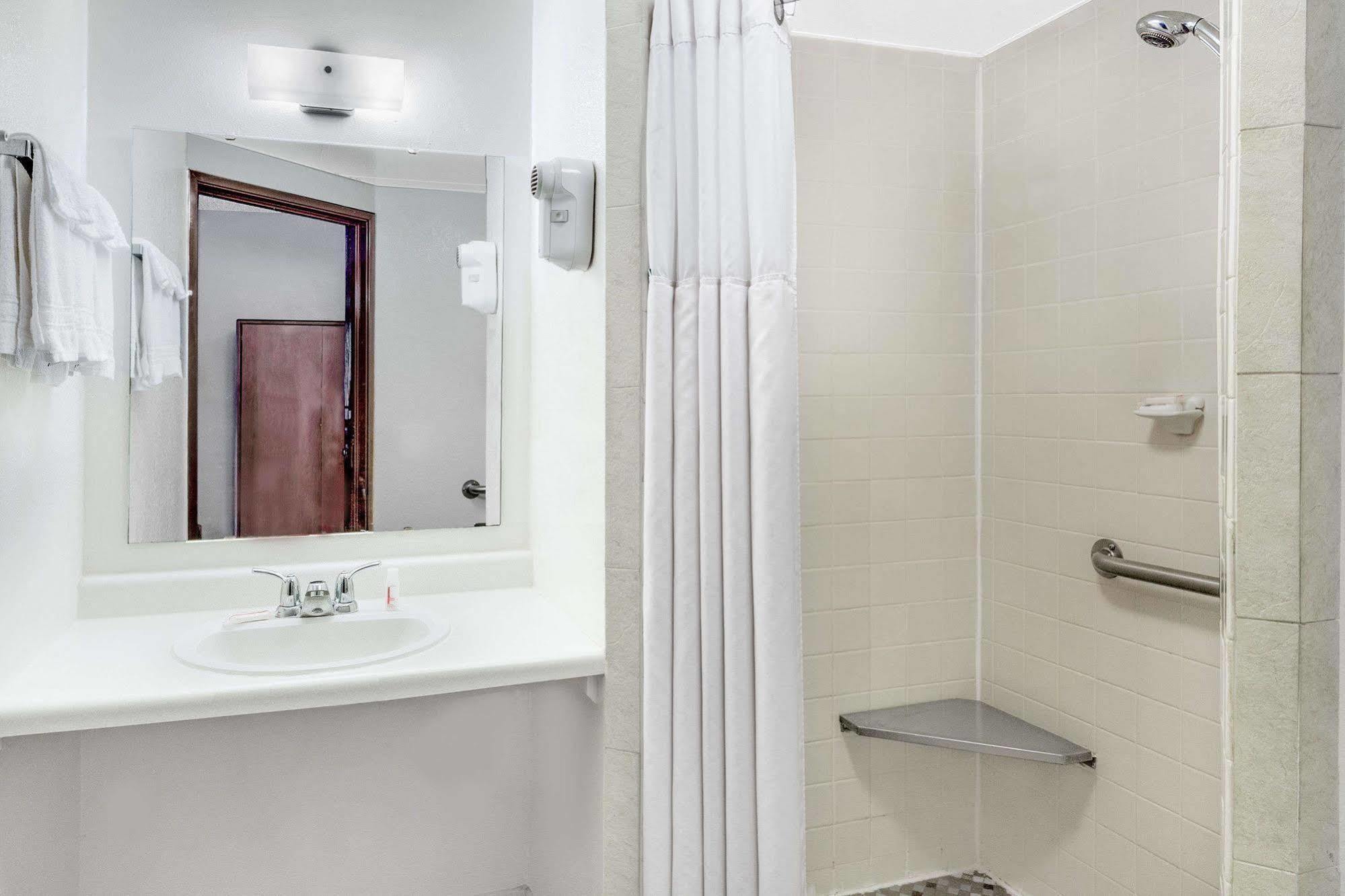 Days Inn By Wyndham Fond Du Lac Ngoại thất bức ảnh